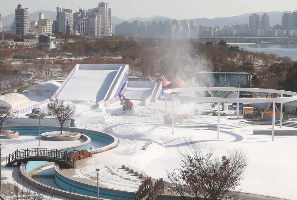 18일 오전 서울 광진구 뚝섬한강공원 눈썰매장에서 관계자들이 강설기로 눈을 뿌리고 있다. 서울시는 오는 23일부터 내년 2월 12일까지 뚝섬·잠원한강공원 눈썰매장을 운영한다. 백소아 기자 thanks@hani.co.kr