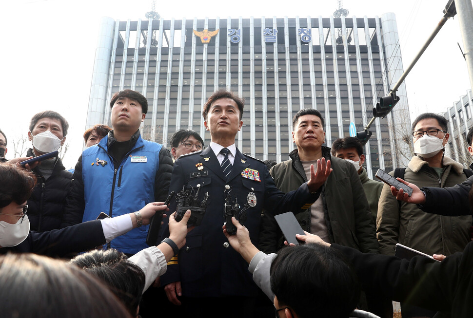 지난해 행정안전부 경찰국 신설에 반대하며 전국 경찰서장 회의를 주도한 류삼영 총경이 6일 오후 서울 중구<br>경찰기념공원에서 지난 2일 단행된 총경급 정기 전보인사에 대해 보복성 인사이자 경찰 길들이기 인사라며 강하게 비판하는 기자회견을 하고 있다. 윤운식 선임기자 yws@hani.co.kr