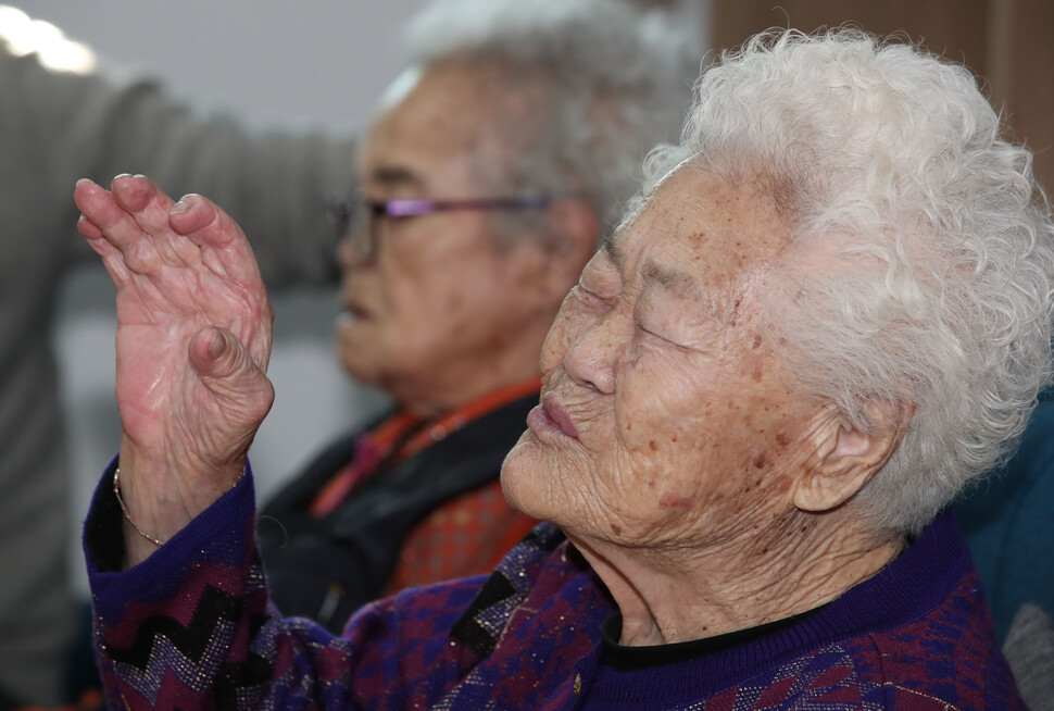 일본군 ‘위안부’ 피해자 이옥선 할머니(92·부산·오른쪽)가 27일 오후 경기도 광주시 나눔의집에서 헌법재판소가 2015년 박근혜 정부가 체결한 한일 위안부 문제에 관한 합의가 헌법소원 심판 대상이 아니라는 발표에 서운함을 토로하고 있다. 왼쪽은 이옥선 할머니(89·대구). 광주/백소아 기자 thanks@hani.co.kr