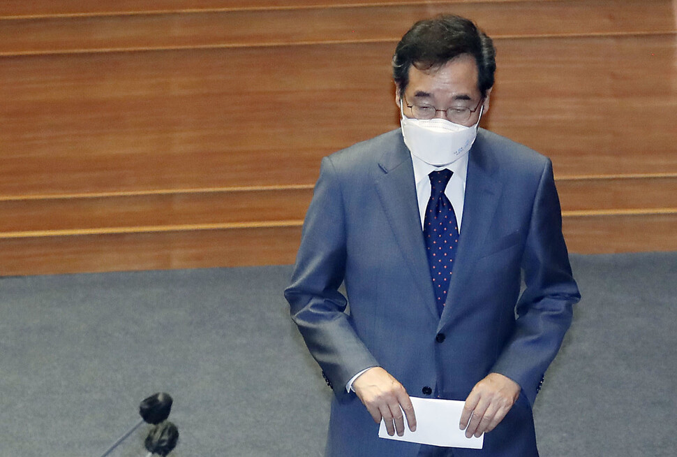 이낙연 더불어민주당 의원이 15일 국회 본회의에 상정된 자신의 사직안 투표 전 인사말을 하기 위해 단상으로 향하고 있다. 공동취재사진
