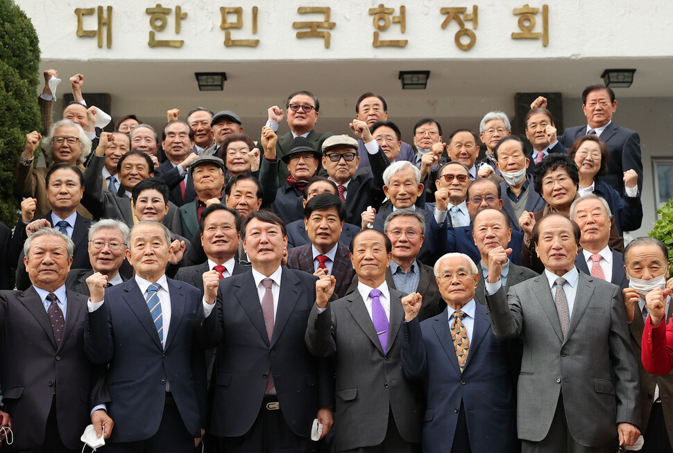 윤석열 국민의힘 대선후보가 8일 여의도 국회 헌정회를 예방해 회원들과 기념 촬영을 하고 있다. 공동취재사진