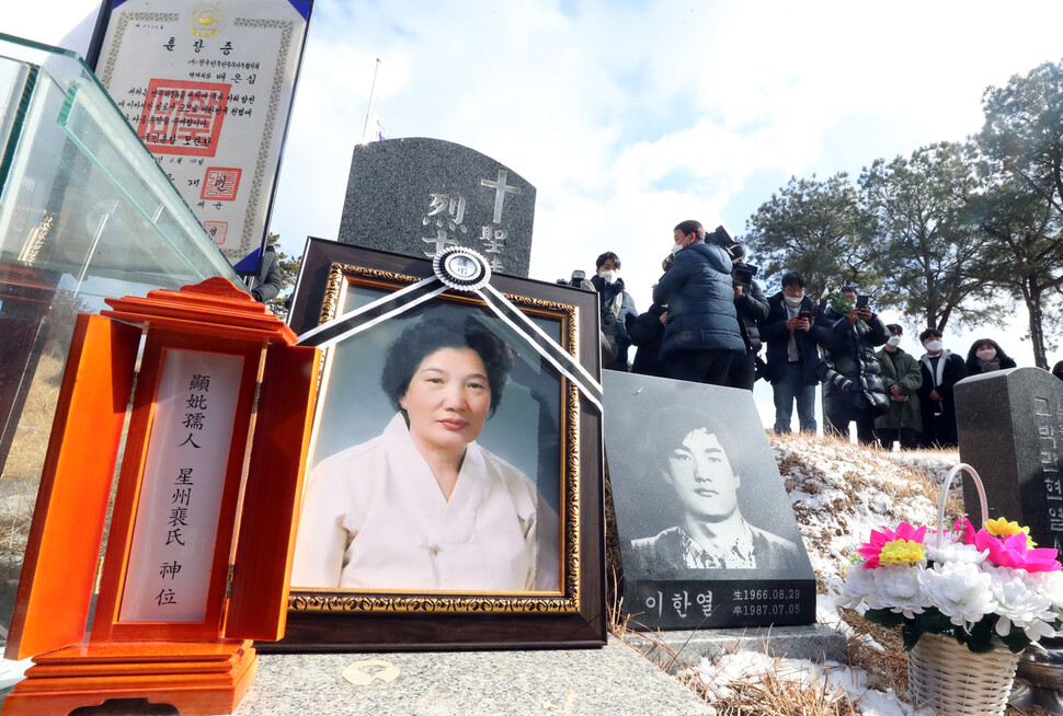 이한열 열사의 어머니 배은심 여사의 사회장이 열린 11일 오후 광주 민족·민주열사 묘역(5·18 옛 묘역)의 이 열사 묘소에 배 여사의 영정과 훈장이 놓여 있다. 고인의 유해는 이 열사의 묘지를 들러 광주 망월묘지공원 8묘원으로 옮겨져 남편 고 이병섭(1995년 10월 별세)씨 곁에 안장됐다. 아들 묘에선 직선거리로 1㎞ 남짓 떨어진 곳이다. 광주/연합뉴스