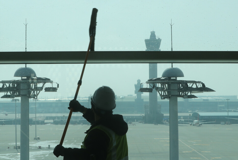 15일 오전 인천국제공항 제2터미널 전망대에서 작업자들이 공항 유리창을 청소하고 있다. 인천공항/김태형 기자