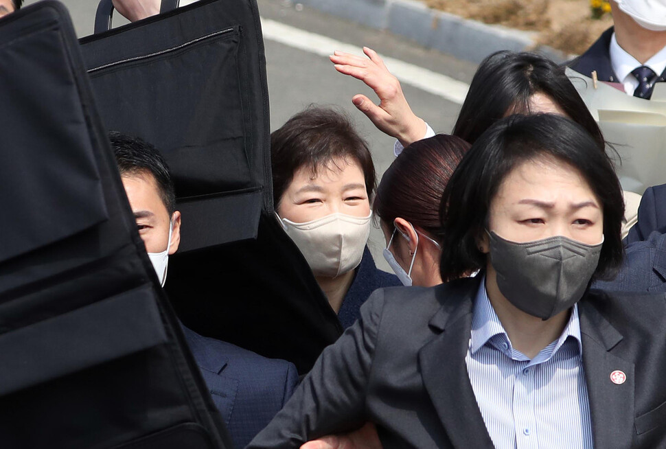 24일 오후 박근혜 전 대통령이 대구 달성군 사저에 도착해 대국민 담화문을 밝히던 중 갑자기 소주병이 날아들자 경호원들이 박 전 대통령을 보호하고 있다. 대구/연합뉴스