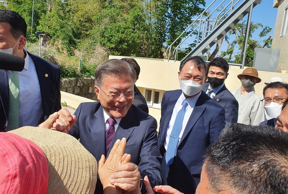 지난 10일 경남 양산시 하북면 지산리 평산마을로 귀향한 문재인 전 대통령이 환영하는 시민들과 인사하고 있다. 김영동 기자