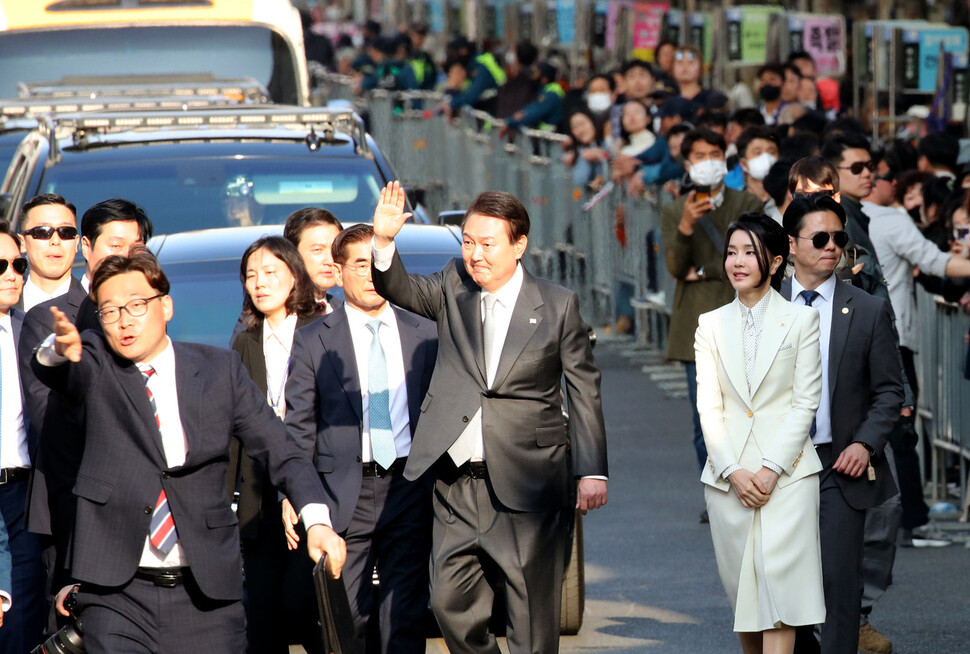 지난 4월 1일 윤석열 대통령과 김건희 여사가 대구의 전통시장인 서문시장에서 시민들에게 인사하고 있다. 대통령사진기자단