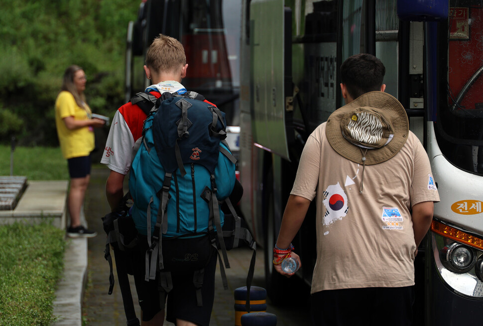 2023 새만금 세계스카우트잼버리에서 퇴영해 대전과학기술대에 머물렀던 브라질 단원들이 12일 오전 퇴소하고 있다. 연합뉴스