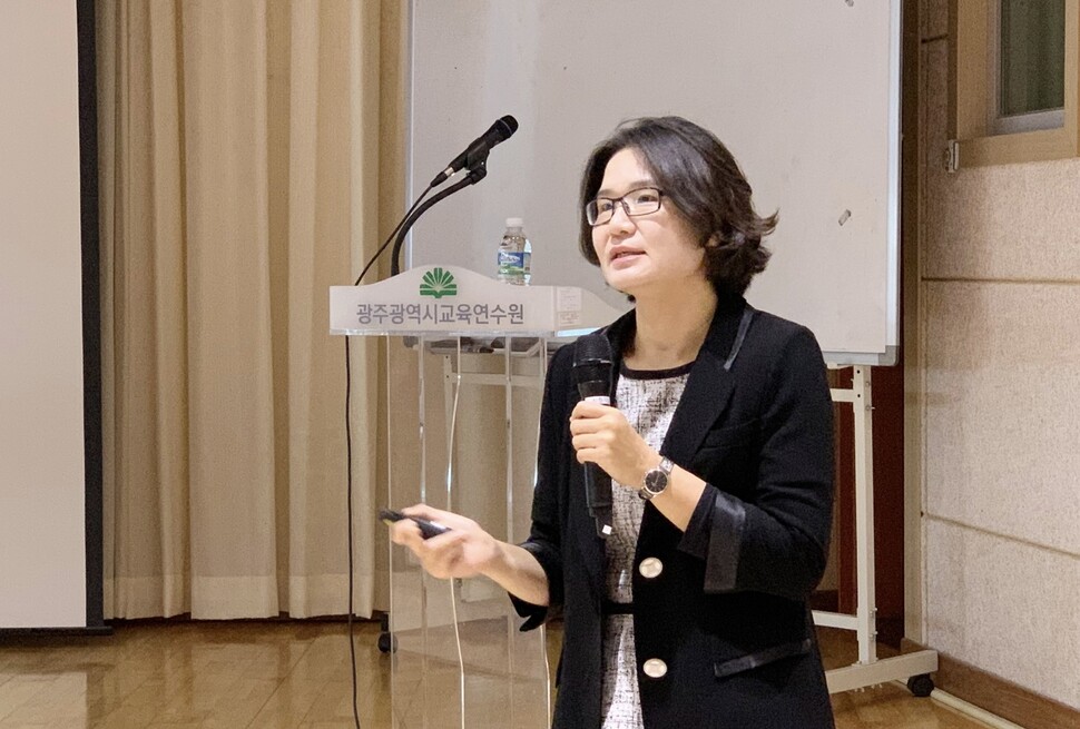 김성은 전남대 교수가 지난 19일 광주시민자유대학 ‘노우 재팬’ 강좌에서 ‘근대 일본의 힘:번역’을 주제로 강연하고 있다. 시민자유대학 제공