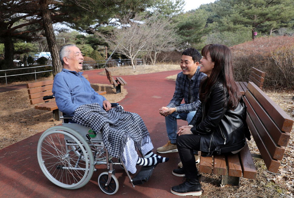 &lt;에스비에스(SBS) 스페셜&gt;을 통해 오랜 선행이 알려졌던 요한, 씨돌, 김용현씨(왼쪽)가 지난달 24일 오후 충북 제천시의 한 병원 야외 공원에서 은유 작가(오른쪽), 이큰별 에스비에스 피디(가운데)와 이야기를 나누고 있다. 제각각 흩어진 요한, 씨돌, 용현의 존재를 꿰어 세상에 알린 이큰별 피디는 이날 인터뷰에서 언어장애가 있는 김용현씨의 동시통역사 역을 맡아 한마디 한마디를 옮겼다. 제천/강재훈 선임기자 khan@hani.co.kr