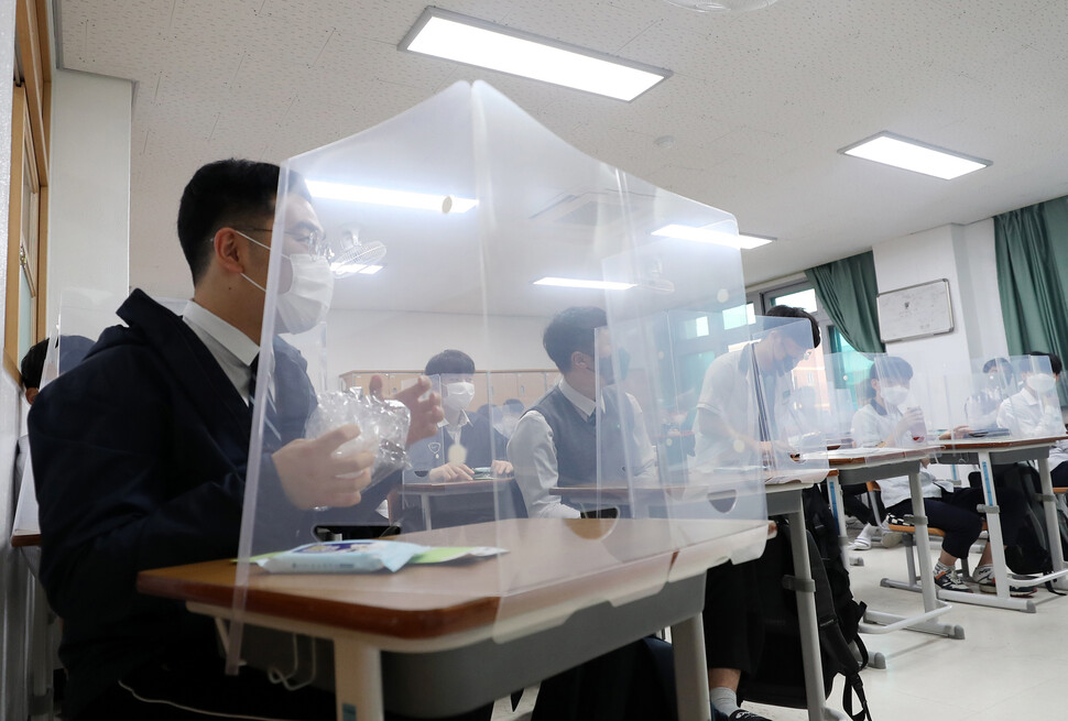 2020년 5월20일 대전시 유성구 전민동 전민고등학교에서 학생들이 수업 준비를 하고 있다. 코로나19 여파로 등교 개학이 미뤄진 지 80일 만에 다시 학교에서 수업이 재개됐을 당시 사진이다. (사진 속의 가림막은 아래 뉴스와 직접적인 연관이 없음) 대전/연합뉴스
