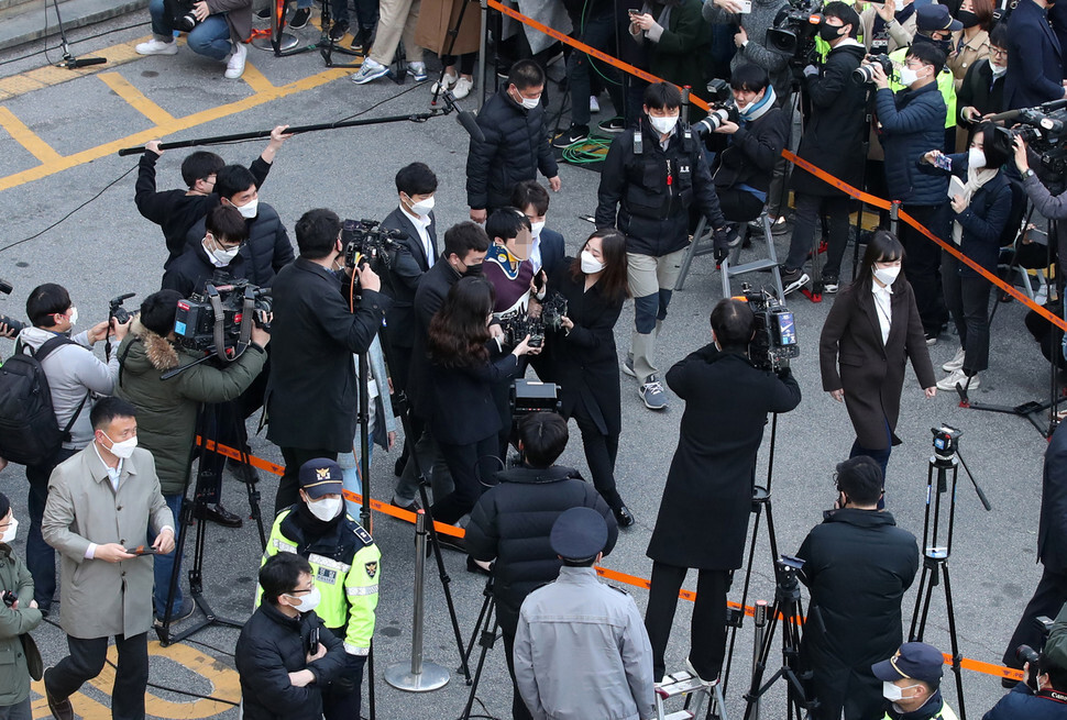 지난 3월25일 ‘박사’ 조주빈이 서울 종로경찰서에서 검찰로 송치됐다. 사진공동취재단