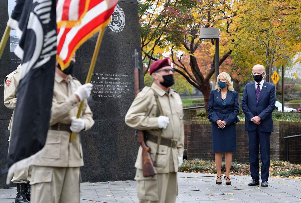 조 바이든 미국 대통령 당선자가 11일(현지시각) 미국 재향군인의 날을 맞아 부인 질 바이든과 함께 펜실베이니아주 필라델피아에 있는 한국전쟁 참전기념비를 찾아 추모하고 있다. 필라델피아/AFP 연합뉴스