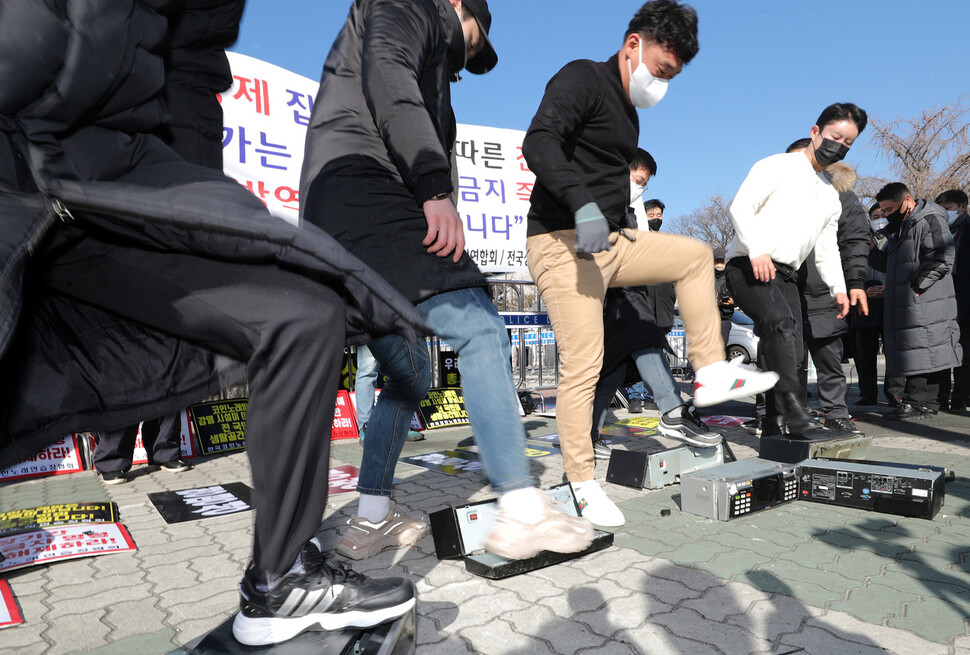 한국코인노래연습장협회, 소상공인연합회, 전국상인연합회 회원들이 6일 오후 서울 여의도 국회의사당 앞에서 “코인노래연습장 업주를 죽음으로 몰아가는 강제 집합금지를 즉각 중단하고, 감당할 수 없는 빚더미에 상응하는 실질적인 손실보상을 해달라”고 촉구하며 노래방 반주기를 부수는 행위극을 하고 있다. 이종근 선임기자