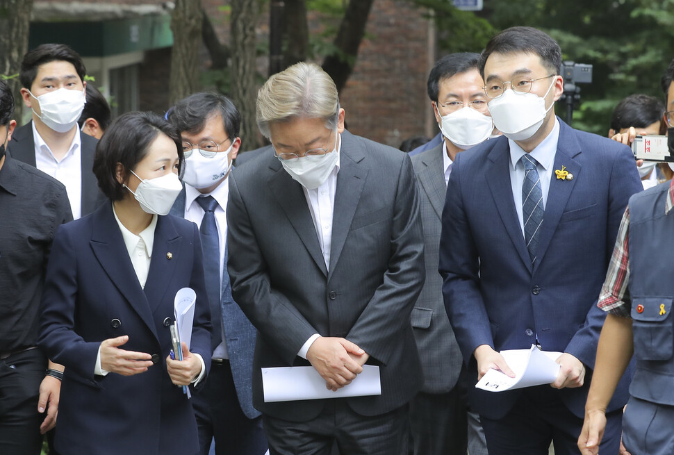 이재명 경기도 지사가 11일 오후 서울 관악구 서울대 기숙사 청소 노동자 사망 현장을 방문하고 있다. 연합뉴스