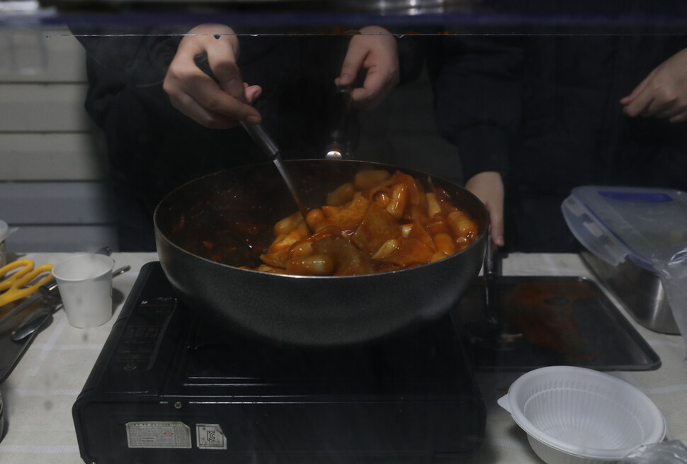 오랜만에 천막 안에 간식이 등장했다. 매콤달콤한 떡볶이 냄새가 천막 안 온도를 높인다.