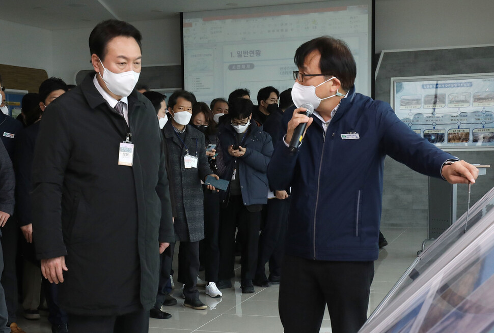 국민의힘 윤석열 대선 후보가 지난해 12월29일 오후 경북 울진군 신한울 3·4호기 건설중단 현장을 방문, 메인전망대에서 관계자의 설명을 듣고 있다. 연합뉴스