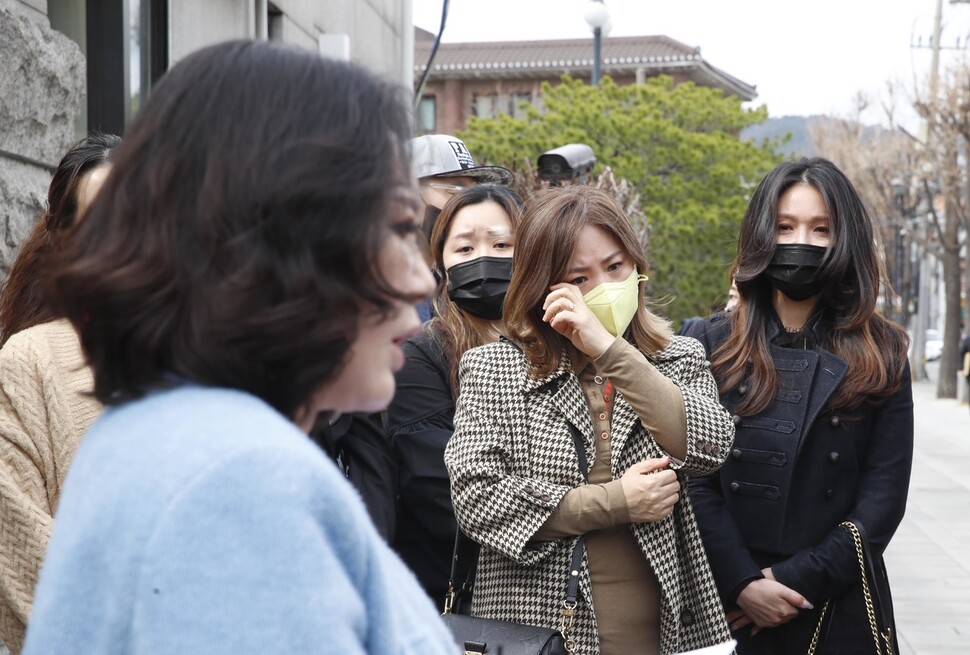 대한문신사중앙회 회원들이 헌법재판소의 판단 내용에 대한 의견을 말하고 있는 임보란 이사장을 바라보고 있다. 김혜윤 기자