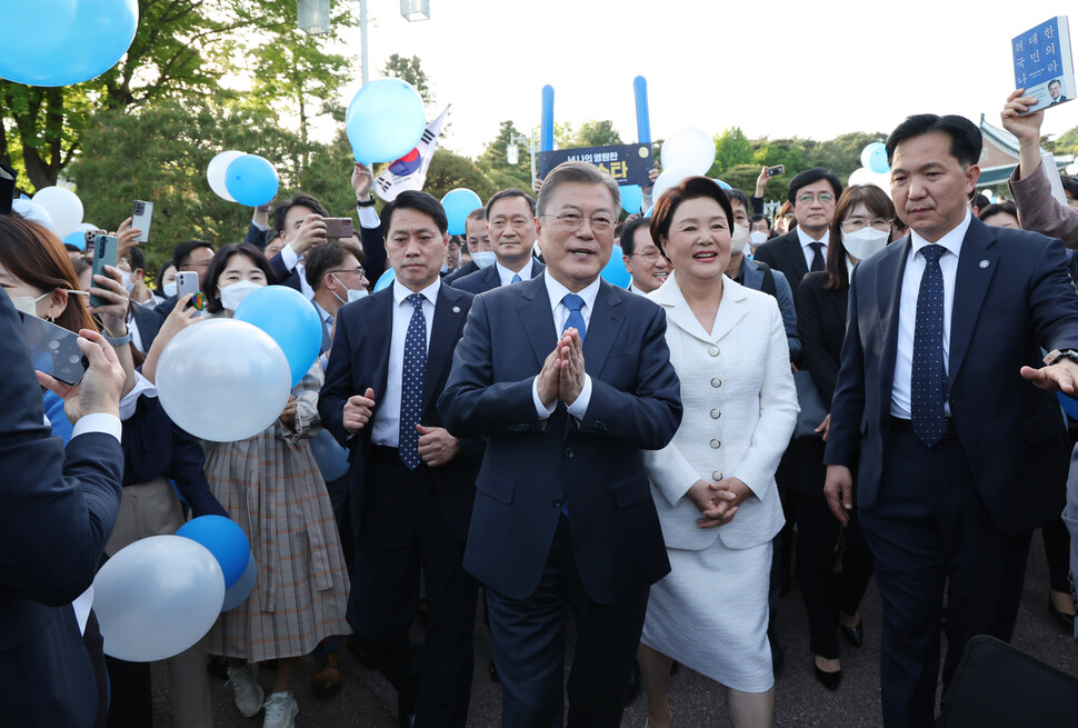 문재인 대통령과 김정숙 여사가 9일 오후 청와대 직원들의 배웅을 받으며 본관을 나서고 있다. 연합뉴스