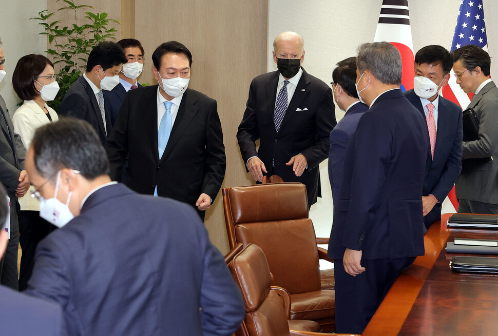 윤석열 대통령과 조 바이든 미국 대통령이 21일 서울 용산 대통령실 청사에서 열린 확대 정상회담에서 참석자들과 인사하고 있다. 대통령실사진기자단