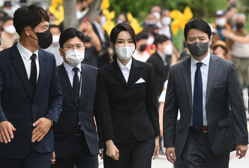 김건희 여사가 13일 경남 김해시 진영읍 봉하마을 고 노무현 전 대통령 묘역에서 분향 헌화를 마친 후 노 전 대통령 자택으로 향하고 있다. 김해/대통령실사진기자단