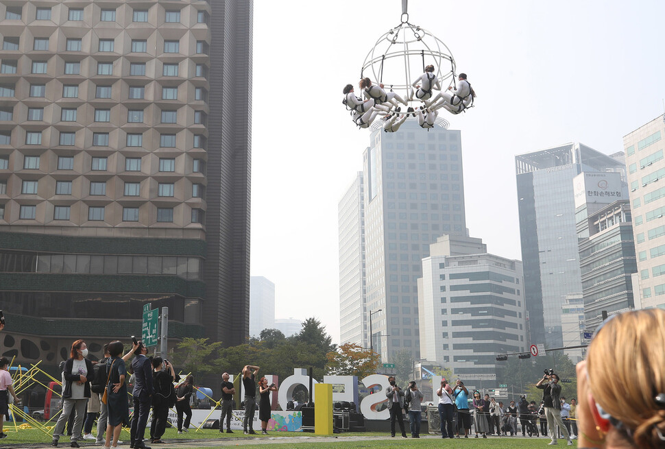 스페인 그룹 푸하가 공중퍼포먼스 ‘카오스모스’ 예술공연 리허설을 하고 있다. 신소영 기자