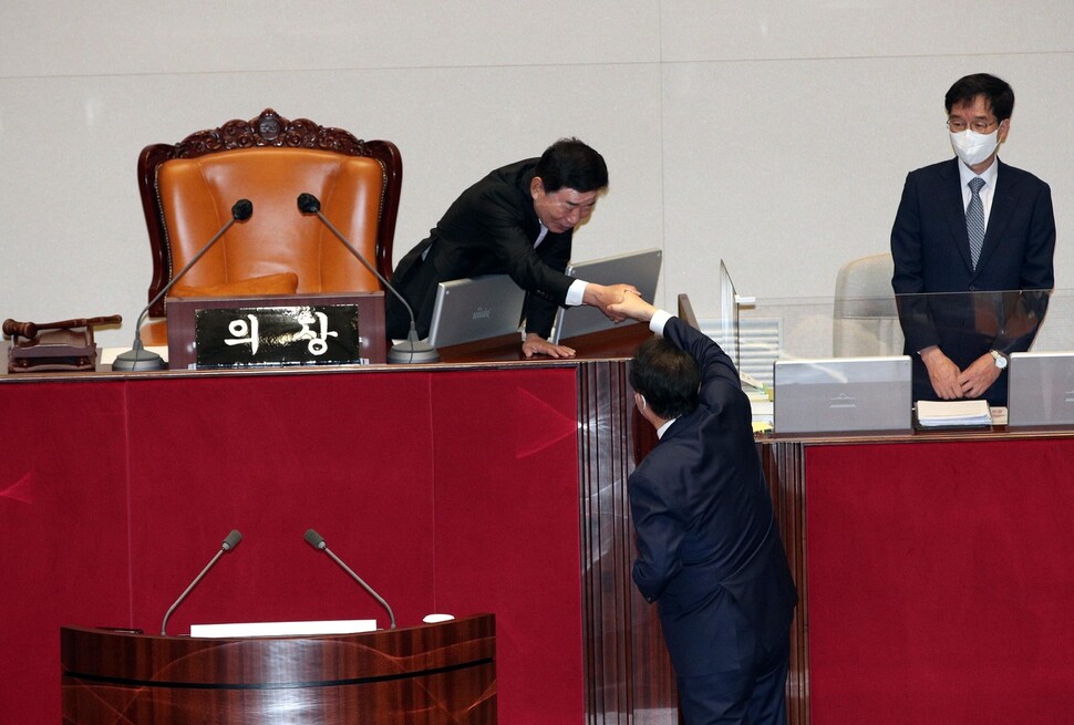 윤석열 대통령이 25일 오전 국회 본회의장에서 내년도 정부 예산안에 대한 시정연설을 마친 뒤 김진표 국회 의장과 악수하고 있다. 김봉규 선임기자