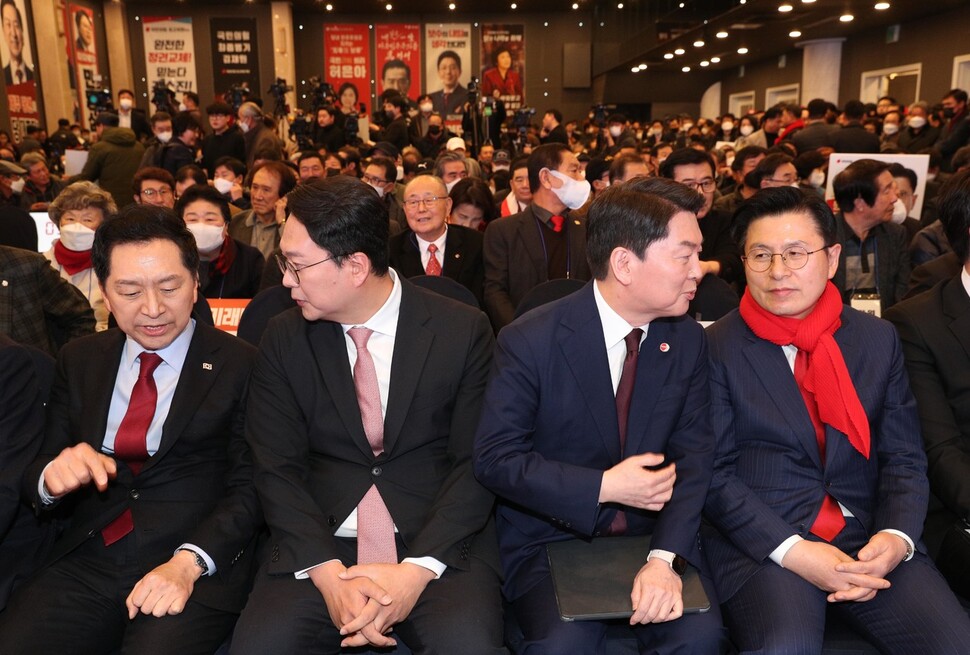 김기현(왼쪽부터)·천하람·안철수·황교안 국민의힘 당대표 후보들이 13일 오후 제주시 퍼시픽 호텔에서 합동연설회에 참석해 대화하고 있다. 김봉규 선임기자