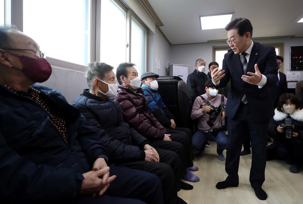 이재명 더불어민주당 대표가 16일 오전 난방비 지원 현장방문 일정으로 서울 관악구 조원경로당을 찾아 어르신들께 인사하고 있다. 공동취재사진