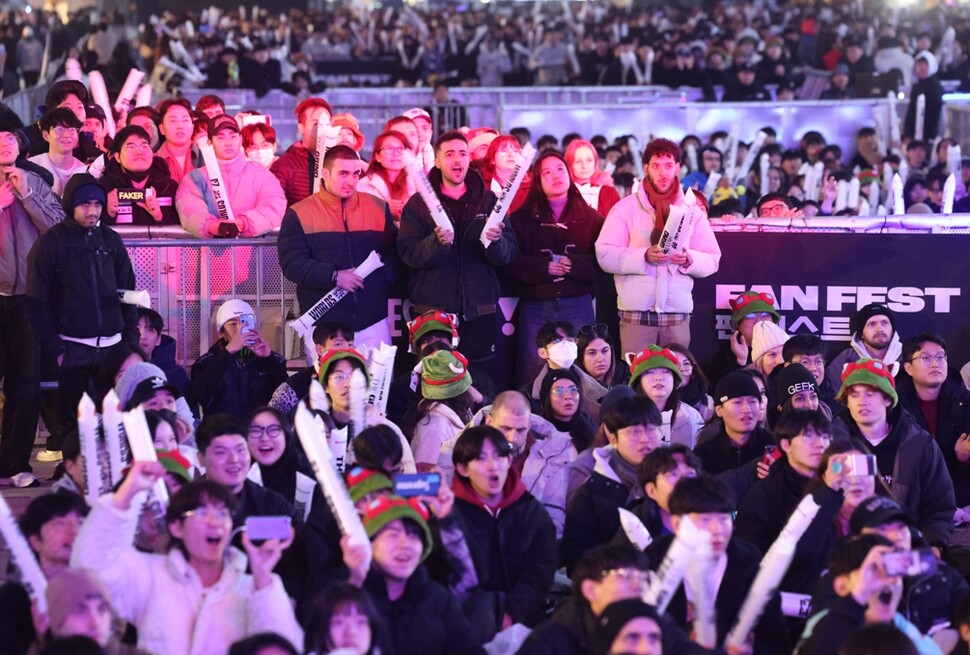 리그 오브 레전드(LoL) 월드 챔피언십 결승을 앞둔 19일 오후 서울 종로구 광화문광장에서 관객들이 응원을 하고 있다. 연합뉴스