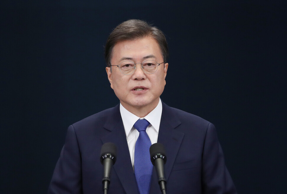 President Moon Jae-in is giving a special speech to the public at the Blue House at the Blue House on the morning of the 10th third anniversary of his inauguration. Yonhap News