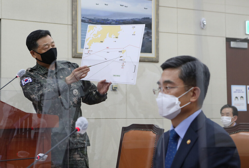 안영호 합동참모본부 작전본부장(왼쪽)이 24일 국방부 청사에서 연평도 인근 해상 실종자 관련 브리핑을 하고 있다. 오른쪽은 서욱 국방부 장관. 공동취재사진