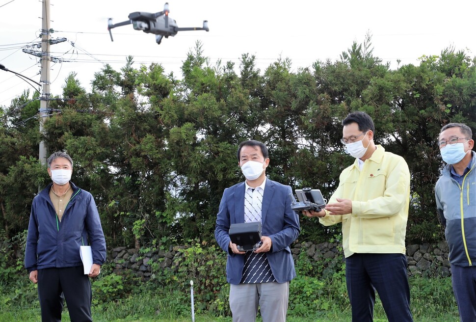 고영권 제주도 정무부지사(오른쪽 두 번째)와 제주도 관계자들이 지난달 27일 드론을 이용한 비상품용 감귤의 단속 현장을 점검하고 있다.