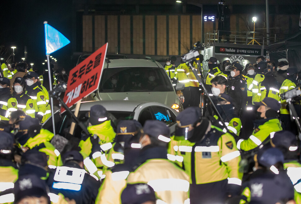 아동 성범죄자 조두순을 태운 관용차량이 12일 오전 구로구 서울남부교도소를 나서고 있다. 연합뉴스
