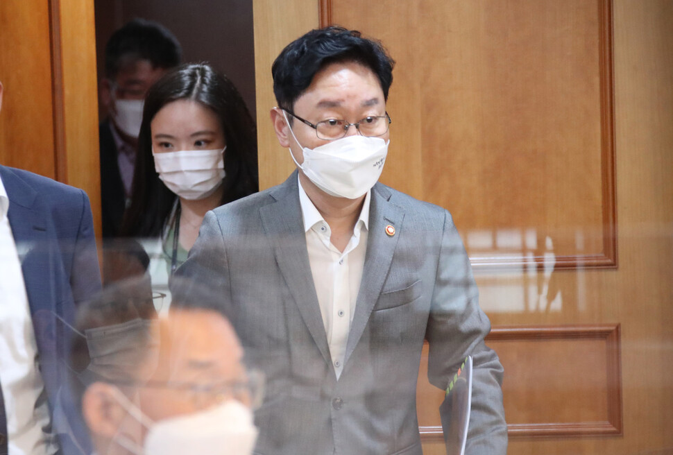 박범계 법무부 장관이 지난 7일 정부서울청사에서 열린 공직기강 부패방지 관계장관회의에 참석하고 있다. 연합뉴스