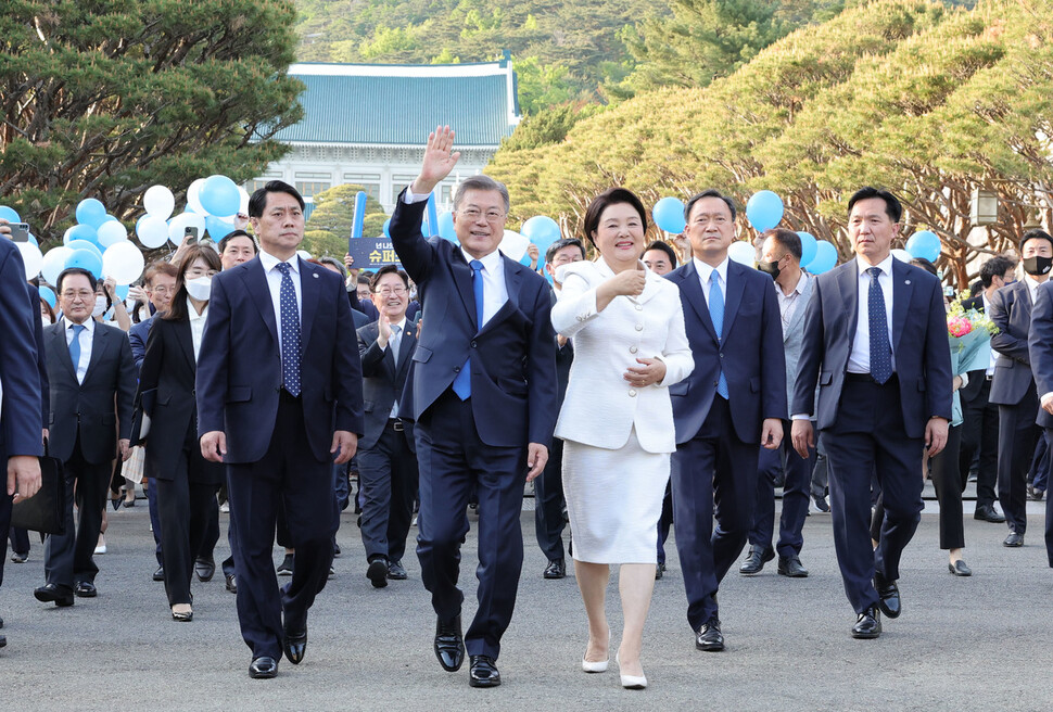 문재인 대통령과 김정숙 여사가 9일 오후 청와대 직원들의 배웅을 받으며 청와대를 나선 뒤 시민들을 향해 인사하고 있다.  청와대사진기자단