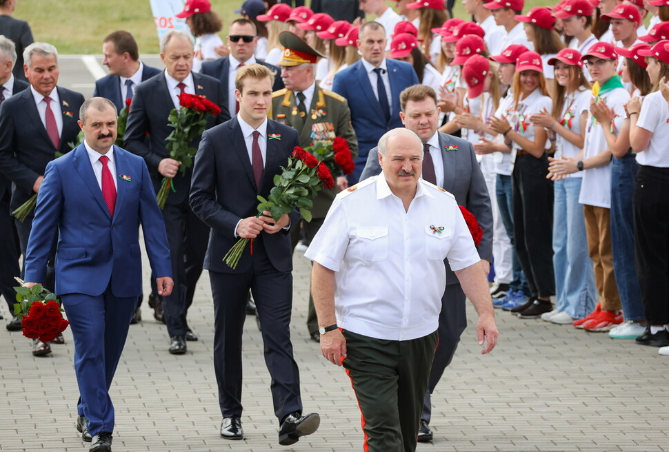 지난 3일 2차 세계대전 기념관인 ‘마운드 오브 글로리’에서 열린 벨라루스 독립기념일 행사에서 알렉산드르 루카셴코 벨라루스 대통령이 헌화에 참여하고 있다. 타스 연합뉴스