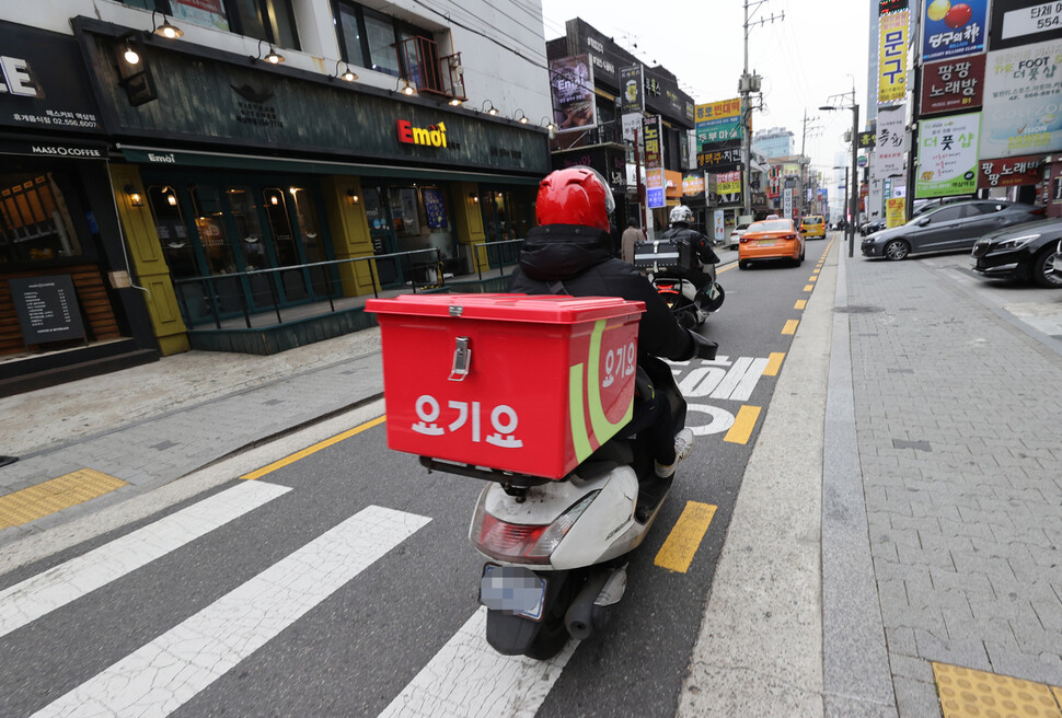 식당가에 배달오토바이. 연합뉴스