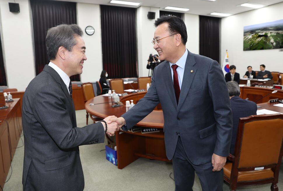 윤희근 경찰청장(왼쪽)이 27일 오전 서울 여의도 국회에서 열린 정보위원회 전체회의에 출석해 여당 간사인 유상범 국민의힘 의원과 악수하고 있다. 공동취재사진