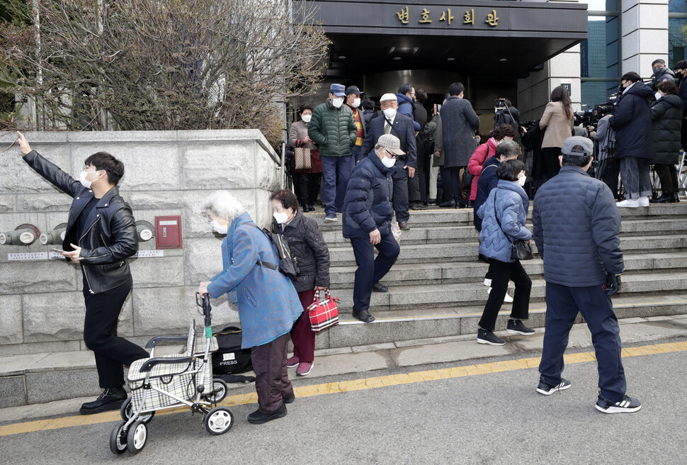 일제 강제동원 피해자 유가족들이 28일 오후 박진 외교부 장관에게 한일 양국 협의 경과 설명을 들은 뒤 서울 서초구 변호사회관을 나서고 있다. 김명진 기자