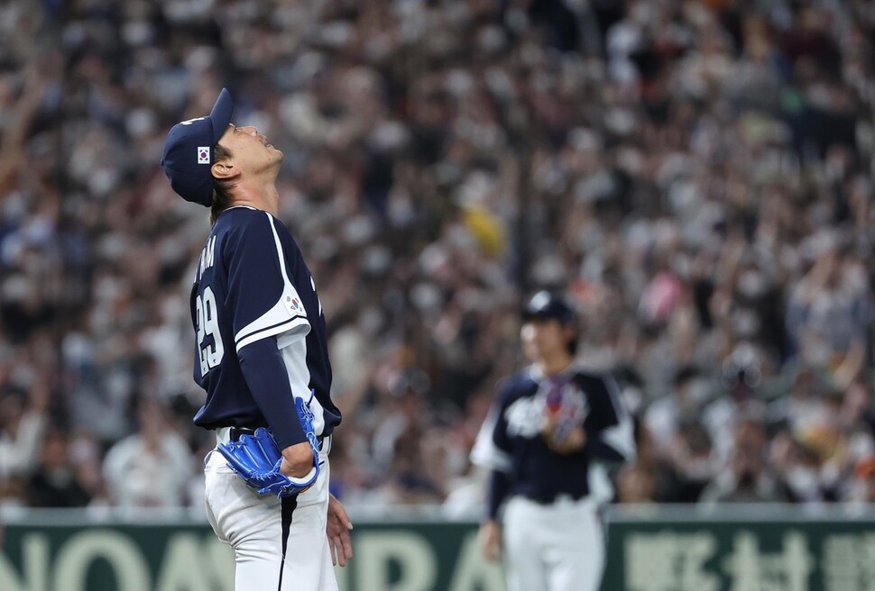 김광현이 10일 일본 도쿄돔에서 열린 2023 세계야구클래식(WBC) B조 본선 1라운드 일본과 경기 3회말 무사 2루 상황에서 일본 나카무라에게 볼넷을 내준 뒤 아쉬워하고 있다. 도쿄/연합뉴스