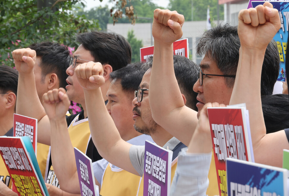 민주노총 공공운수노조, 보건의료노조와 한국노총 공공노련, 공공연맹, 금융노조가 모인 ‘양대노총 공공부문 노동조합 공동대책위원회’ 소속 조합원들이 12일 오전 서울 용산구 전쟁기념관 인근에서 기자회견을 열고 구호를 외치고 있다. 김혜윤 기자 unique@hani.co.kr