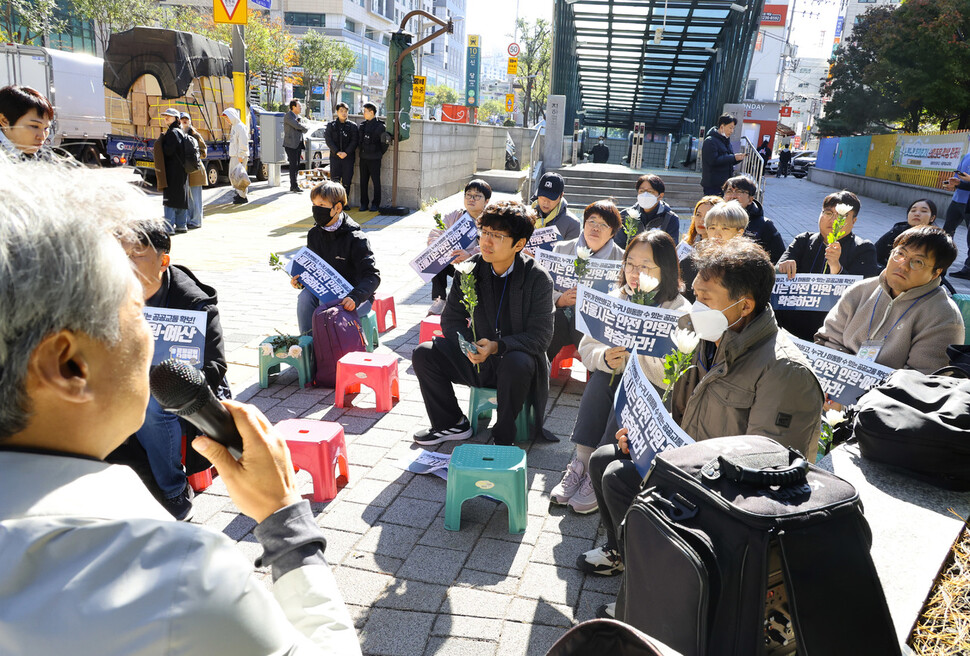 ‘공공교통 다크투어’ 행사에서 참가자들이 지난해 여성노동자에 대한 스토킹 살인사건이 발생한 신당역 앞에서 토크콘서트를 하고 있다. 윤운식 선임기자