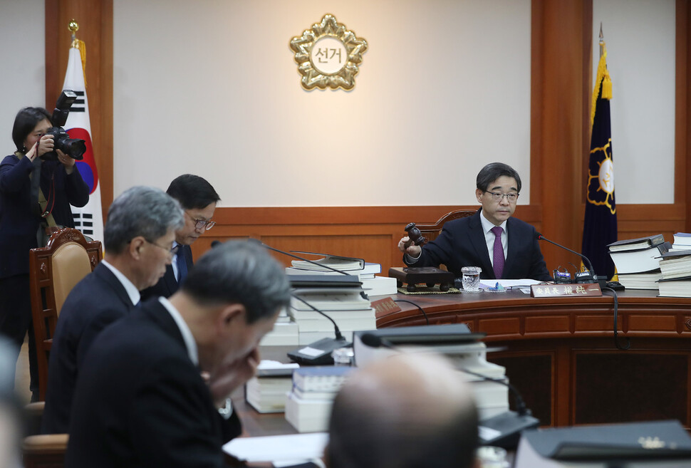 6일 경기 과천시 중앙선거관리위원회에서 열린 위원회의에서 권순일 위원장이 의사봉을 두드리고 있다. 연합뉴스