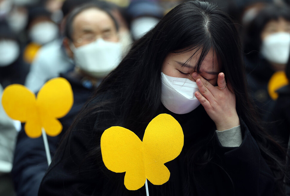 한 수요시위 참가자가 피해자 할머니들의 영상 발언을 들으며 눈물을 흘리고 있다. 신소영 기자