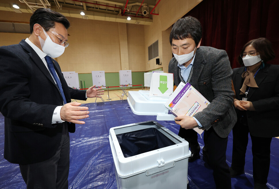 고규창 행정안전부 차관(왼쪽)이 제20대 대통령 선거 사전투표를 하루 앞둔 3일 오후 세종시 고운동 행정복지센터에 마련된 사전투표소를 방문해 점검하고 있다. 세종/연합뉴스