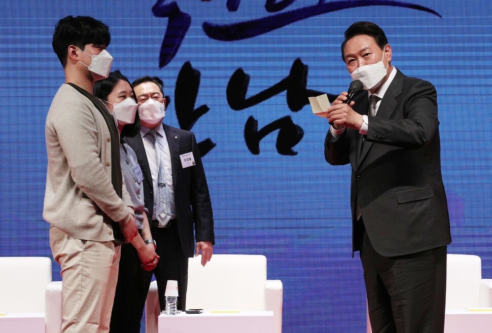 윤석열 대통령 당선자가 31일 서울 강남구 한국무역협회에서 열린 ‘청년무역 국가대표와의 만남’에서 청년 무역인들의 소망이 담긴 쪽지를 읽고 있다. 공동취재사진 윤석열 대통령 당선자가 31일 서울 강남구 한국무역협회에서 열린 ‘청년무역 국가대표와의 만남’에서 청년 무역인들의 소망이 담긴 쪽지를 읽고 있다. 공동취재사진