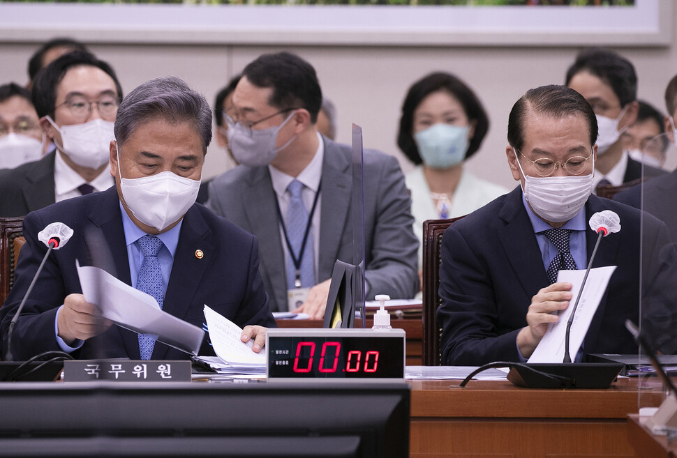 1일 오후 열린 국회 외교통일위원회에 출석해 답변을 준비하고 있는 권영세 통일부 장관(오른쪽)과 박진 외교부 장관. 연합뉴스