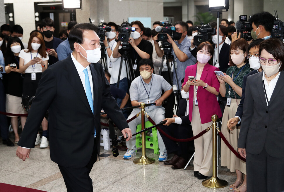 첫 여름휴가를 마치고 업무에 복귀한 윤석열 대통령이 8일 오전 서울 용산 대통령실 청사에서 출근길 약식 기자회견을 마친 뒤 집무실로 향하고 있다. 대통령실사진기자단