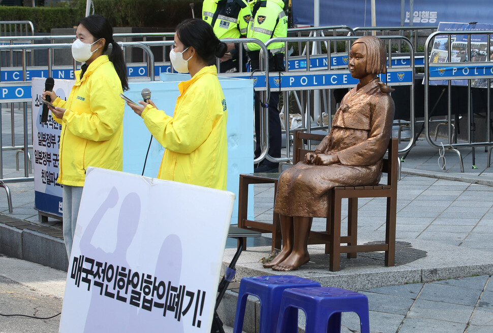 12일 낮 서울 종로구 옛 일본대사관 앞 평화의 소녀상 인근에서 제1565차 정기 수요시위가 열리는 동안 평화의 소녀상을 지키고 있는 반일 행동 회원들이 펜스에 갇힌 소녀상 앞에서 자체 집회를 열고 있다. 신소영 기자