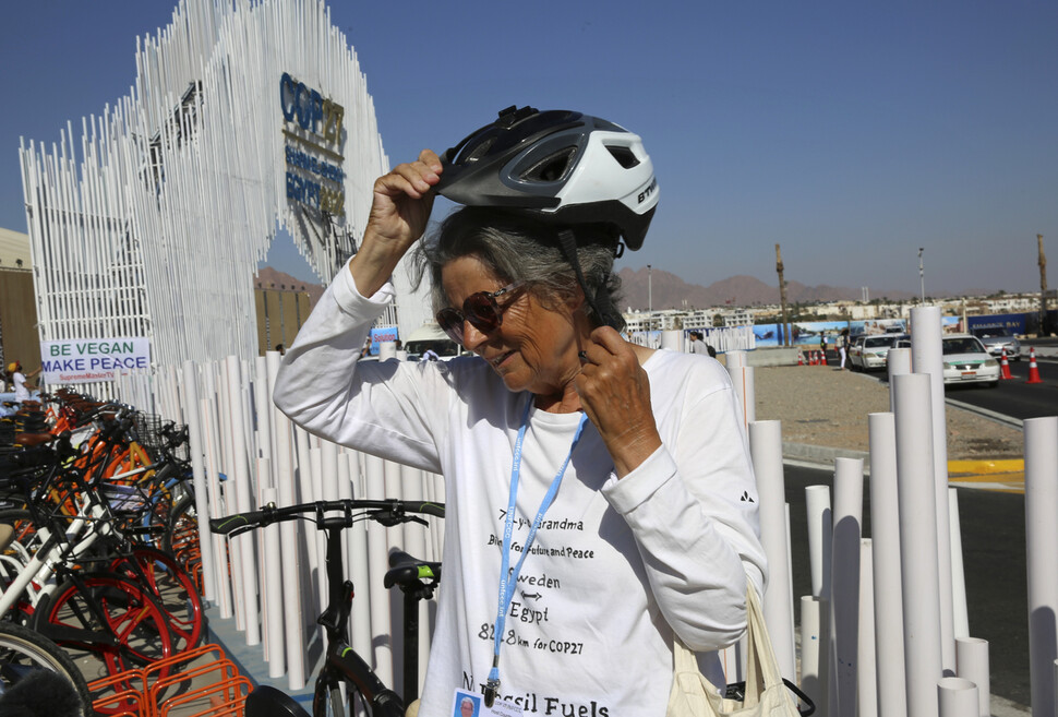 72살 환경운동가 도로시힐데브란트가 지난 7월1일 전기 자전거로 스웨덴 스톡홀름을 출발해 4개월만에 12일 유엔 기후총회(COP27)가 열리는 이집트 샤름 엘 셰이크에 도착했다. AP 연합뉴스